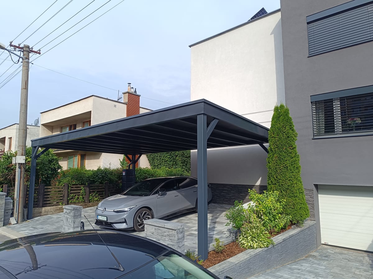 Oceľový prístrešok pre tri autá v antracitovej sivej – fotka 5