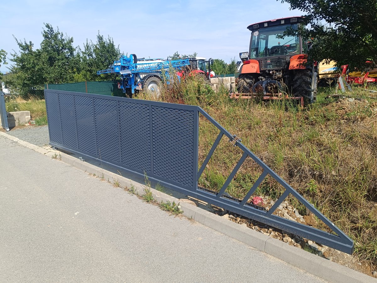 Osemmetrová oceľová posuvná brána s ťahokovom – fotka 4