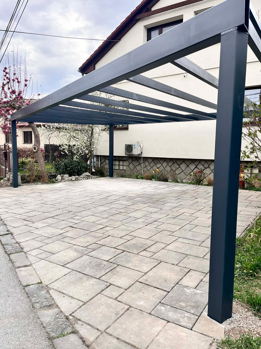 Veľkorozponový oceľový prístrešok pre tri autá – fotka 11