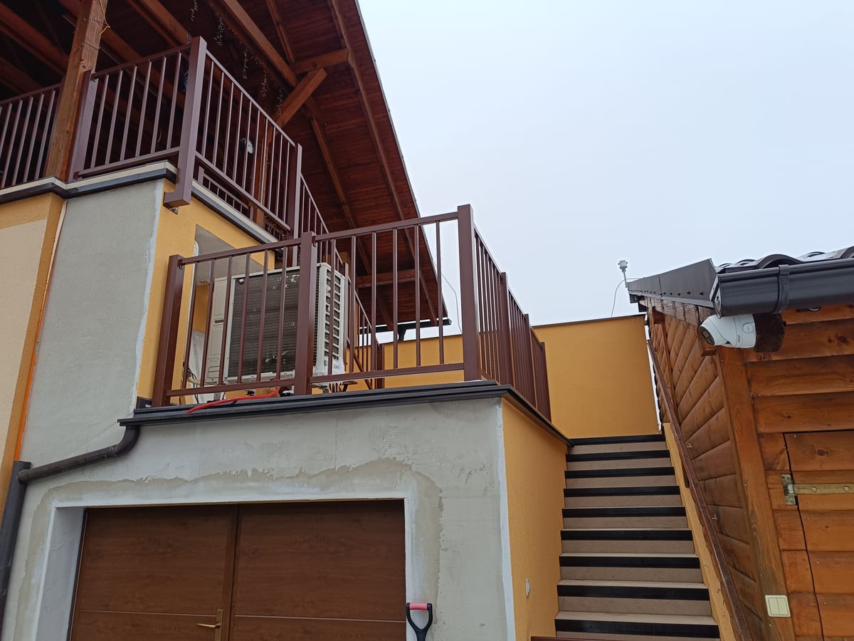 Exteriérové oceľové schodisko so zábradlím – fotka 4